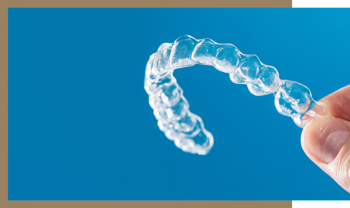 Clear teeth aligners with border